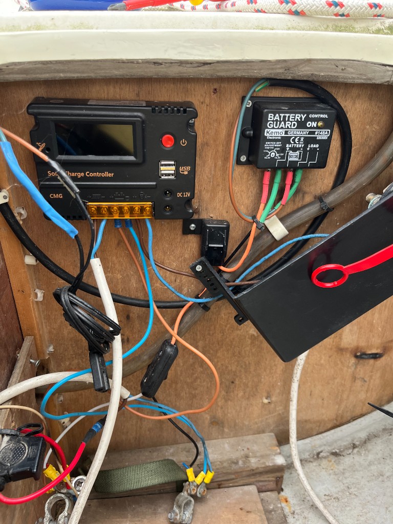 Päikeselaadija CMG ja Kemo Battery Guard puitpaneelil, aku klemmid all